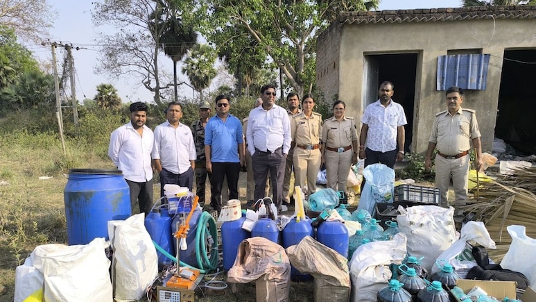 बिहार में पकड़ी गई अंग्रेजी शराब की मिनी फैक्ट्री, नदी किनारे बन रहा था नकली शराब