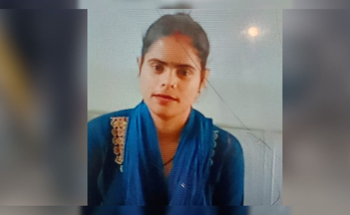 ग्रेटर नोएडा: बदबू आने पर खुला कमरा तो मिला गर्लफ्रेंड-बॉयफ्रेंड का शव, प्रेमिका की हत्या कर खुद भी लगाई फांसी