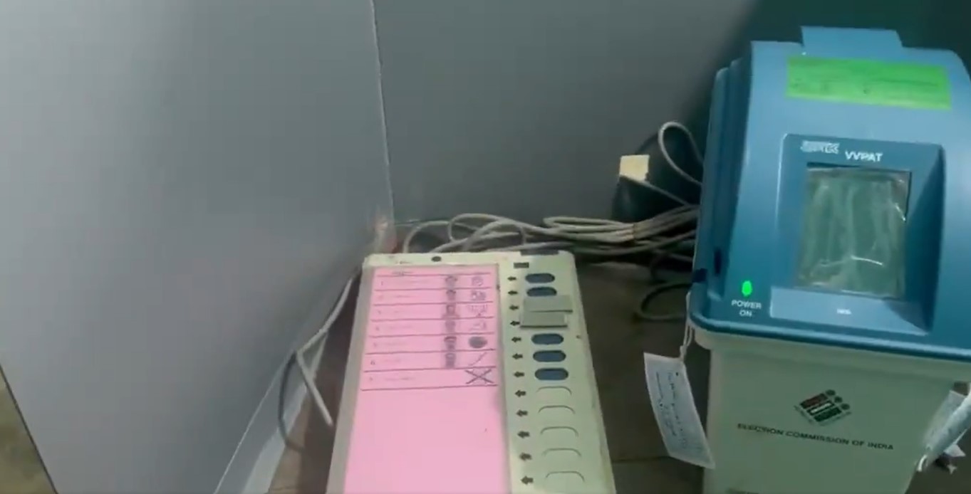 LIVE: EVM में बीजेपी के बटन पर लगा दिया 'टेप', अमित मालवीय ने कर दी फिर मतदान की मांग, चुनाव आयोग ने दिया जवाब