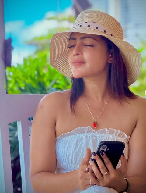 एक्ट्रेस ने पति से वीडियो कॉल पर बात करते करते लगाई फांसी, देखता रह गया पति फोन कर गार्ड को बुलाया लेकिन नहीं बच पाई जान