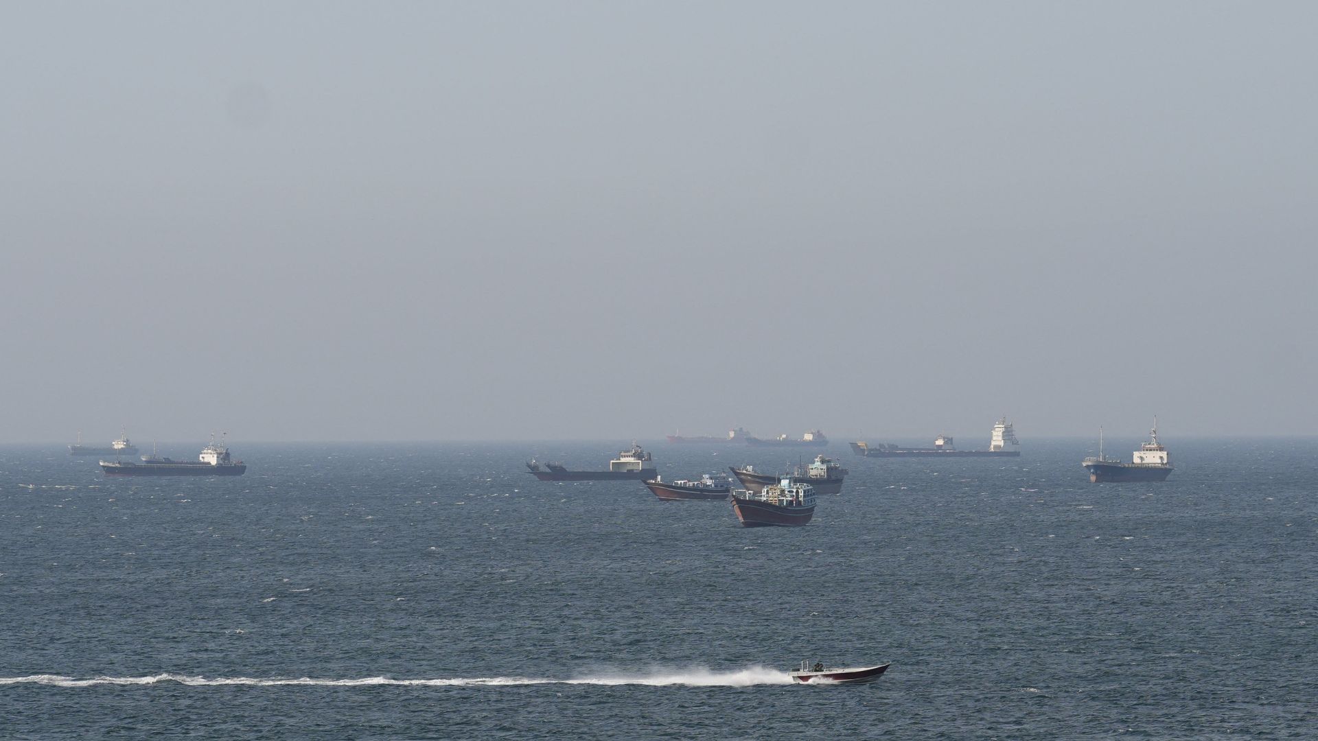 IRGC ने होर्मुज में 3 जहाजों पर की फायरिंग, ईरान ने लगाया सुरक्षा को खतरे में डालने का आरोप