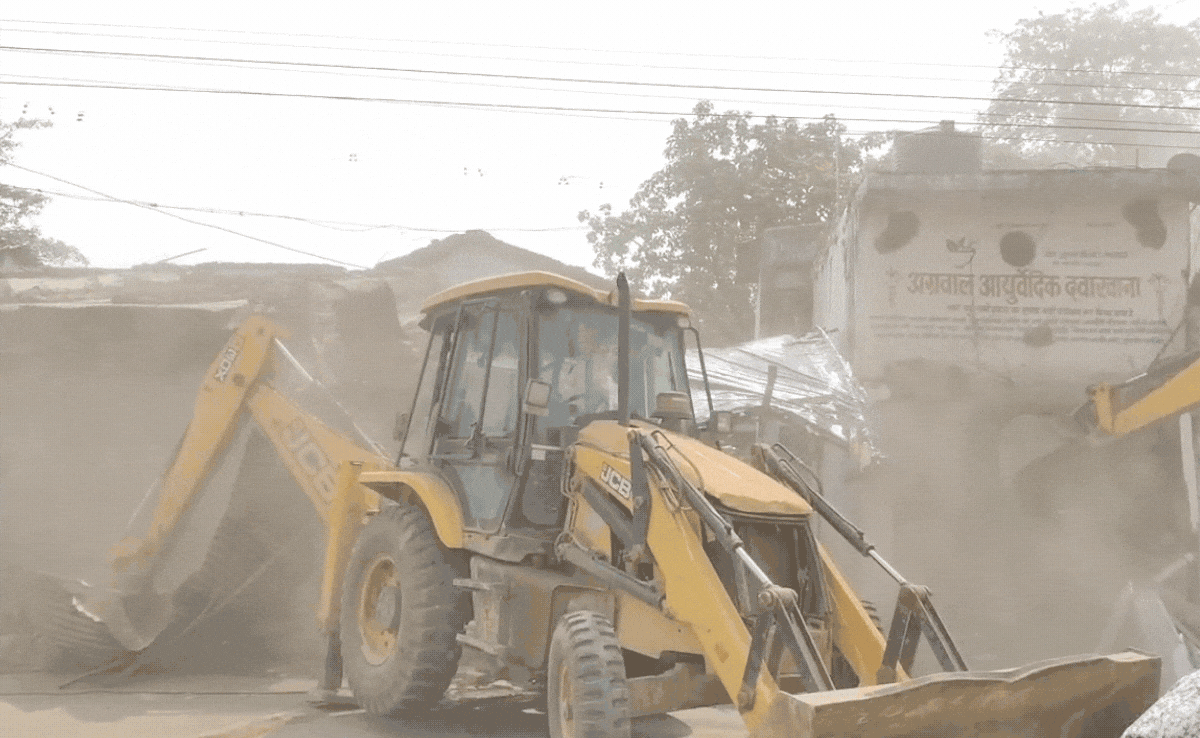 धमतरी में रेलवे का एक्शन, सिहावा चौक से बस स्टैंड तक चलेगा बुलडोजर, 7 दुकानें तोड़ी &nbsp;