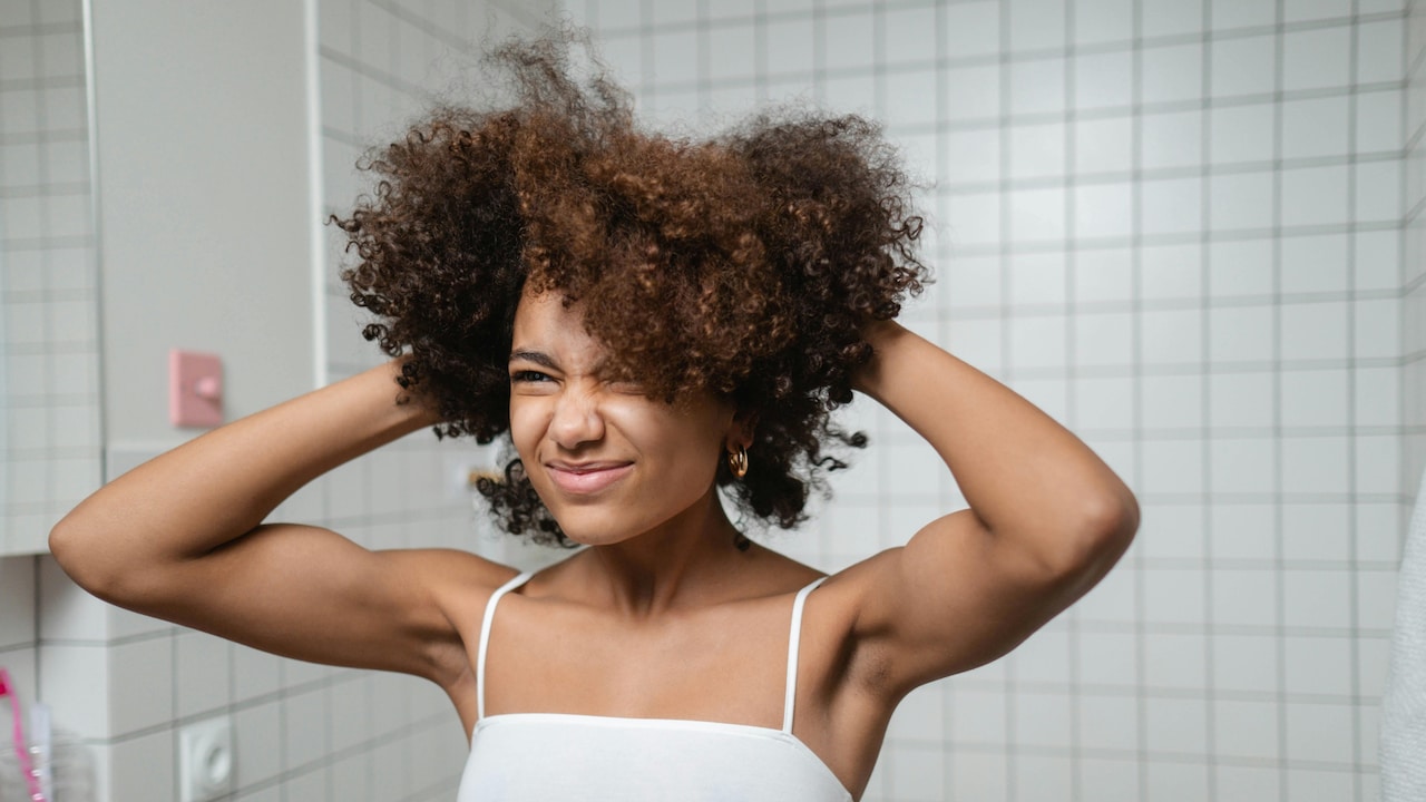 Easy tips to prevent frizzy hair in Indian humid weather