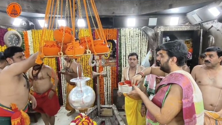 बाबा महाकाल को आज से ठंडे पानी की जलधारा अर्पित, गर्मी से राहत के लिए शिवलिंग पर बांधे 11 कलश