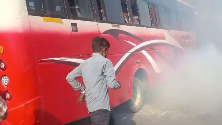 धार में चलती बस से उठा धुआं: यात्रियों में मचा हड़कंप, ड्राइवर की सूझबूझ से टला बड़ा हादसा