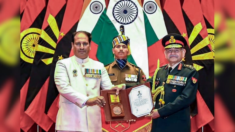 3 पीएचडी, 46 पोस्टग्रेजुएशन और 138 डिग्रियां, दशरथ सिंह की पढ़ाई ने सभी को किया हैरान