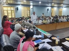 बागपत कलेक्ट्रेट में ‘मटरू’ का कब्जा: DM की कुर्सी पर बैठा लंगूर, वीडियो वायरल होते ही सियासत गरम