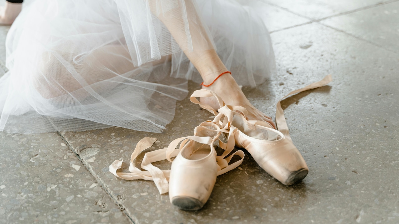 Why Do Ballet Flats Bite At The Back? Causes And Comfortable Heel-Cushioned Solutions Why Do Ballet Flats Bite At The Back? Causes And Comfortable Heel-Cushioned Solutions