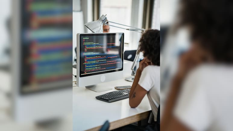 कौन होते हैं प्रॉम्प्ट इंजीनियर्स, क्यों कंपनियां इन्हें करोड़ों का पैकेज दे रही हैं?