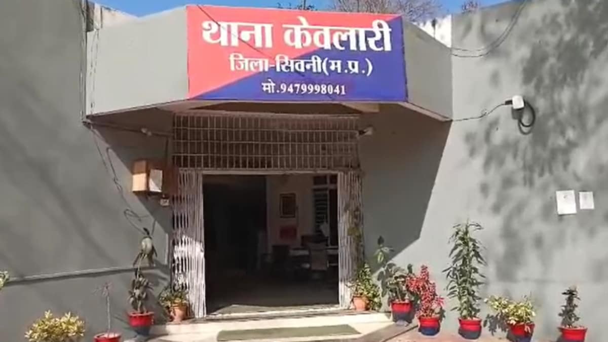 थाने में आवेदन देकर पत्नी को प्रेमी के साथ भेजा. 