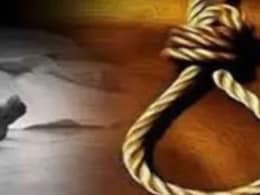 बेटे की परवरिश के लिए छोड़ी सरकारी नौकरी, अब कमरे में लगाई फांसी... गुजरात के अलंग में महिला डॉक्टर की संदिग्ध मौत