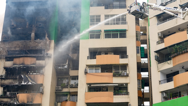 गाजियाबाद की बिल्डिंग में लगी आग से कई फ्लैट्स को भारी नुकसान, कौन देगा मुआवजा ?
