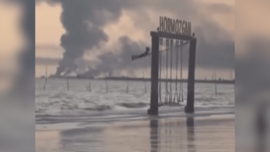 तबाही और मासूमियत के बीच 'झूलती' ईरान की बच्ची... होर्मुज किनारे से आया दिल दहलाने वाला VIDEO