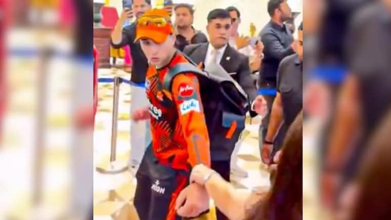Abhishek Sharma Video : ती मिस्ट्री गर्ल आहे तरी कोण? जिने अभिषेक शर्माचा सर्वांसमोर हात पकडला अन् जे घडलं..