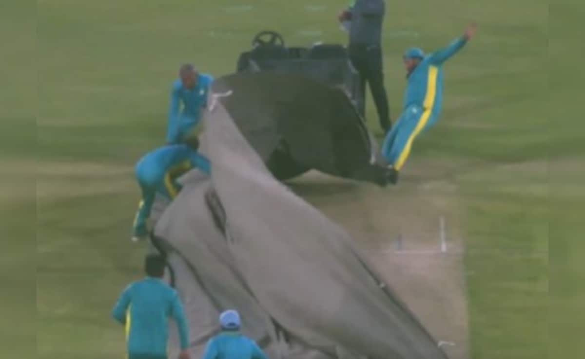 PSL में दिखा कुदरत का कहर, तूफान में पतंग की तरह उड़ने लगे कवर्स और जमीन पर गिरे ग्राउंड स्टाफ, वीडियो वायरल