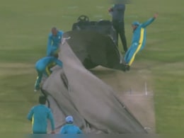 PSL में दिखा कुदरत का कहर, तूफान में पतंग की तरह उड़ने लगे कवर्स और जमीन पर गिरे ग्राउंड स्टाफ, वीडियो वायरल