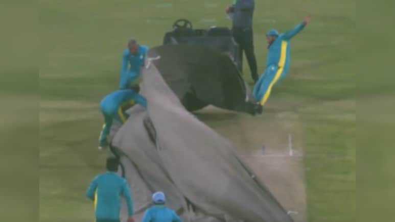 PSL में दिखा कुदरत का कहर, तूफान में पतंग की तरह उड़ने लगे कवर्स और जमीन पर गिरे ग्राउंड स्टाफ, वीडियो वायरल