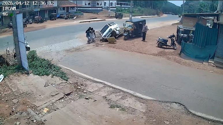 Video: Speeding Omni Overturns, Hits Women And Children On Karnataka Road