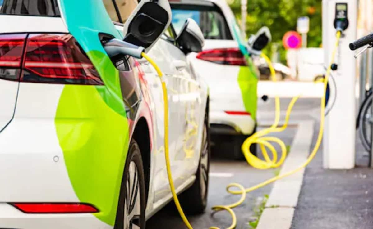 Fuel Volatility Fuels EV Boom: Registrations Up 43.5% Amid Iran War Shock