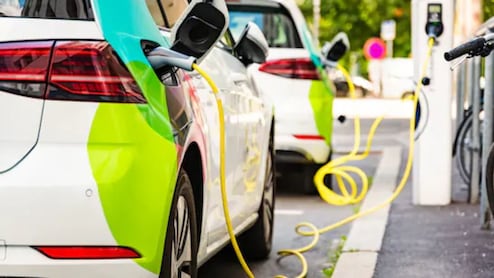 Fuel Volatility Fuels EV Boom: Registrations Up 43.5% Amid Iran War Shock