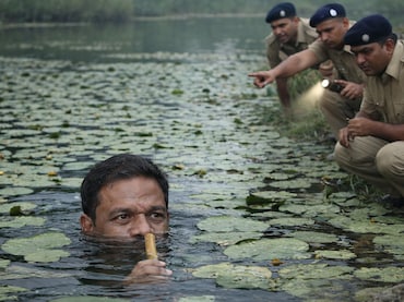 MP News: कमल के खोखले तने की मदद से पांच घंटे तक तालाब में छुपा रहा चोर, पुलिस से बचने की फिल्मी चाल नाकाम