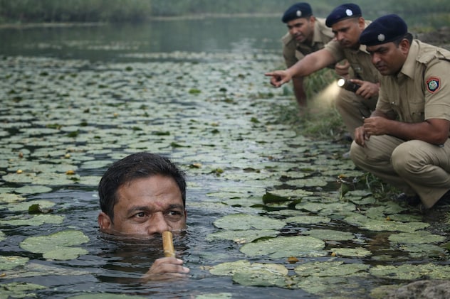 कमल के खोखले तने की मदद से पांच घंटे तक तालाब में छुपा रहा चोर, पुलिस से बचने की फिल्मी चाल नाकाम