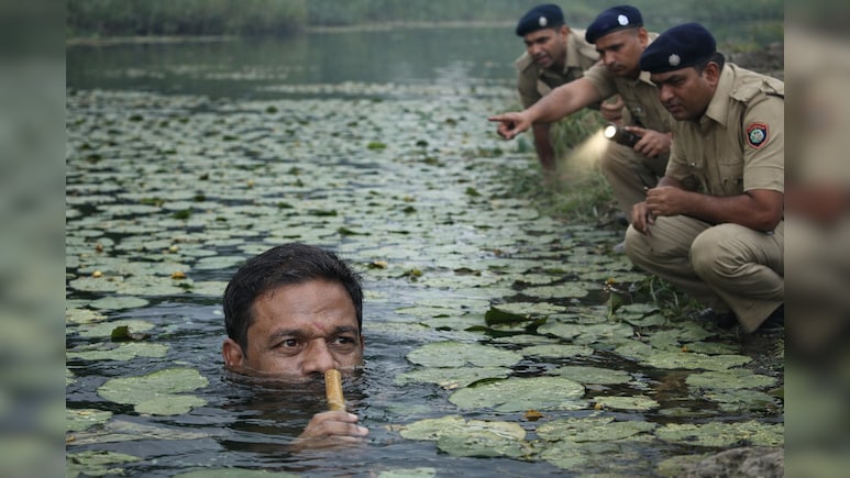 MP News: कमल के खोखले तने की मदद से पांच घंटे तक तालाब में छुपा रहा चोर, पुलिस से बचने की फिल्मी चाल नाकाम