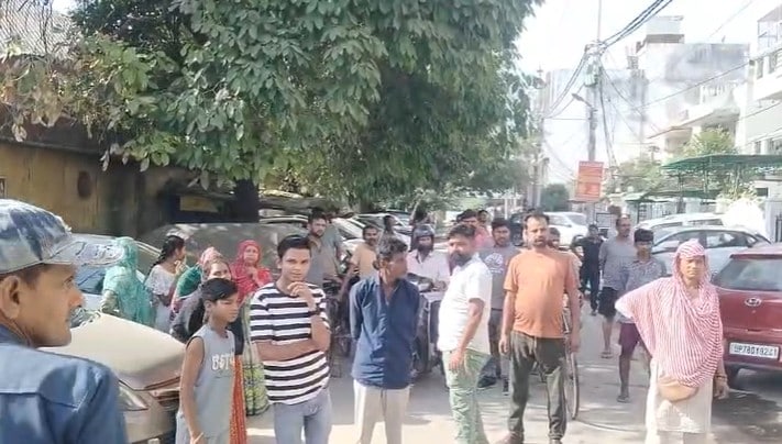 घर के बाहर लगी लोगों की भीड़. 