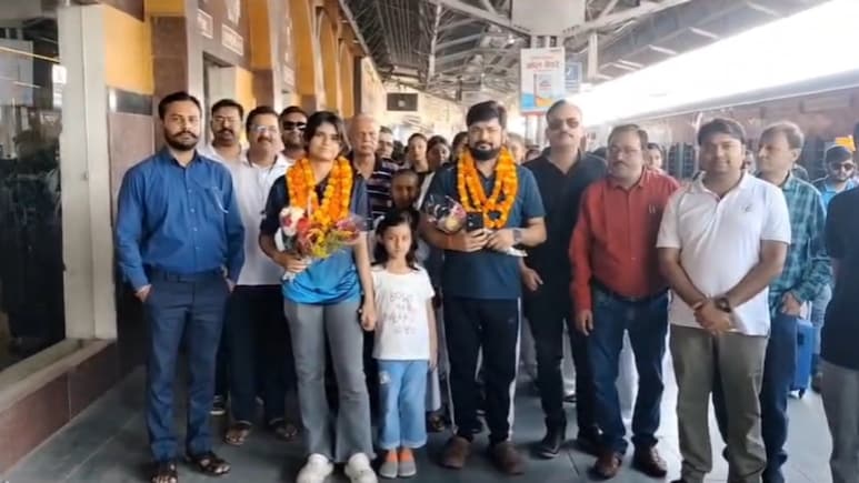 ताइक्वांडो में MP की पहली वर्ल्ड चैंपियनशिप खिलाड़ी बनी, ताशकंद से लौटीं अस्मि का जोरदार स्वागत