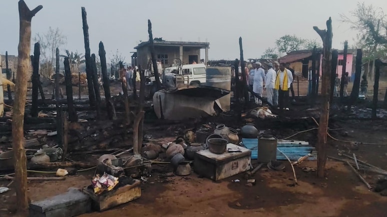 Harda Fire: हरदा के बडझिरी गांव में लगी भीषण आग, 8 मकान जलकर राख; बैल और चार बकरियों की मौत, लाखों का नुकसान