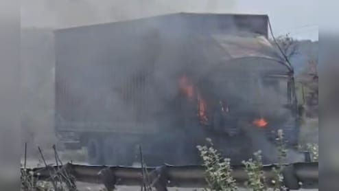 नेशनल हाईवे पर एसिड से भरे कंटेनर में भड़की आग, 4 घंटे की मशक्कत के बाद पाया काबू