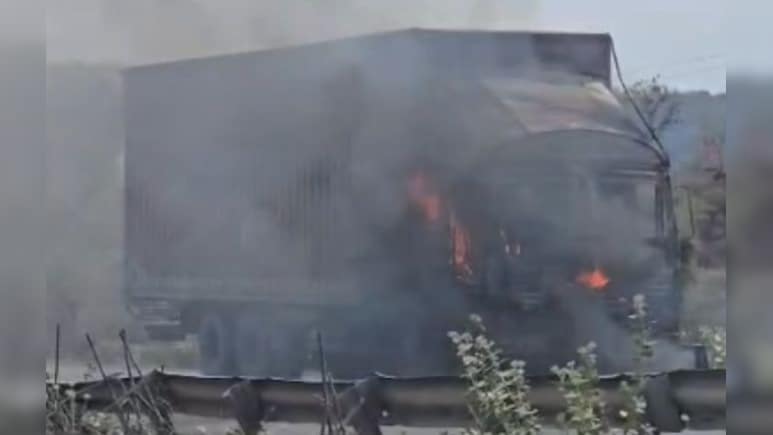 नेशनल हाईवे पर एसिड से भरे कंटेनर में भड़की आग, 4 घंटे की मशक्कत के बाद पाया काबू