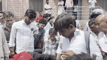 बाड़मेर में पुलिस चौकी के बाहर मनचले को महिला ने जूते से जमकर पीटा, जान बचाने के लिए कान पकड़कर मांगी माफी