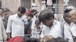 बाड़मेर में पुलिस चौकी के बाहर मनचले को महिला ने जूते से जमकर पीटा, जान बचाने के लिए कान पकड़कर मांगी माफी