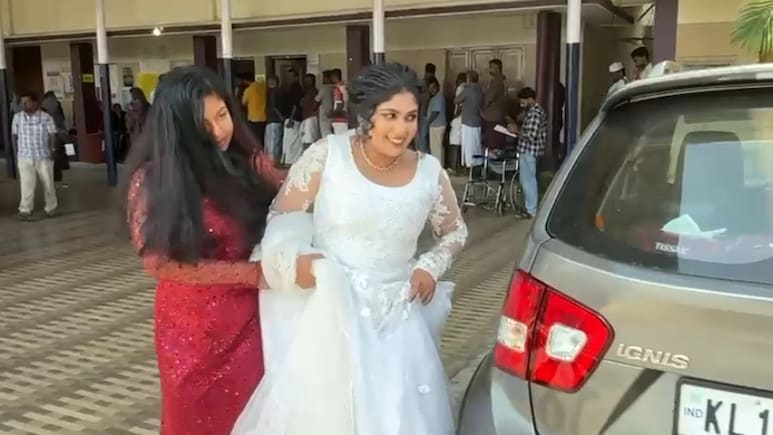केरल चुनाव 2026: मंडप से पहले मतदान केंद्र पहुंची दुल्&zwj;हन, बोलीं-''पहले वोट, फिर शादी''