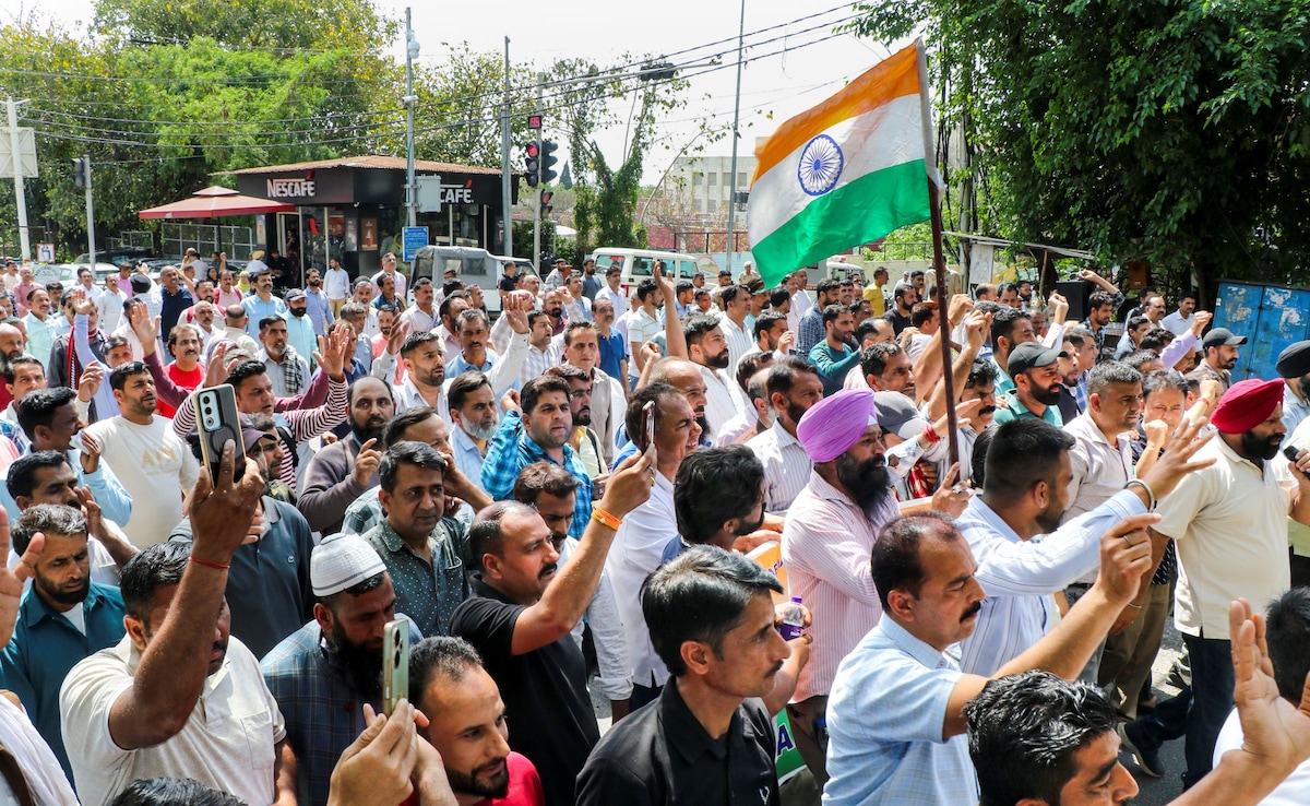 UGC के बाद TET न बन जाए गले की फांस, रिटायरमेंट की उम्र में परीक्षा से भड़के टीचर, दिल्ली में बड़ा प्रदर्शन