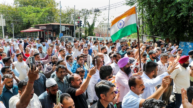 UGC के बाद TET न बन जाए गले की फांस, रिटायरमेंट की उम्र में परीक्षा से भड़के टीचर, दिल्ली में बड़ा प्रदर्शन