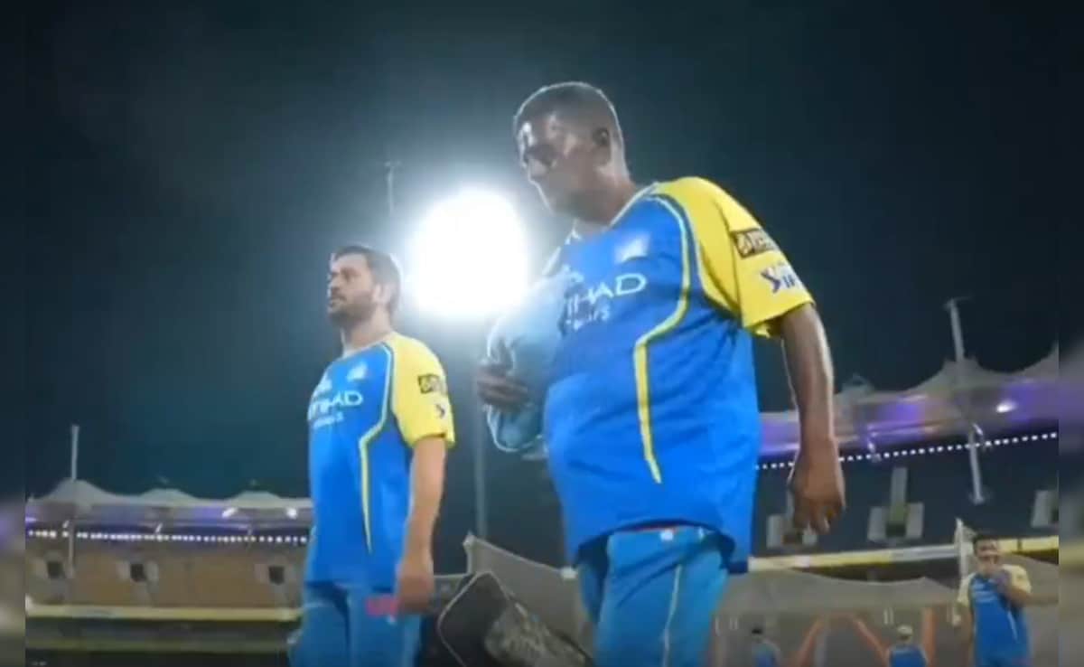 Video: बाजू हो जाओ, धोनी की अकेले में वीडियो बनानी है...कैमरामैन की हरकत पर माही के रिएक्शन ने जीता दिल