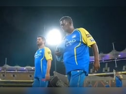 Video: बाजू हो जाओ, धोनी की अकेले में वीडियो बनानी है...कैमरामैन की हरकत पर माही के रिएक्शन ने जीता दिल