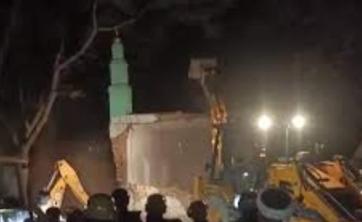लखनऊ में ग्राम सभा की जमीन पर बनी मस्जिद पर चला बुलडोजर, HC के आदेश पर एक्शन, भारी सख्या में पुलिस बल की तैनाती