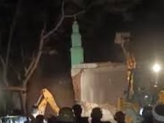 लखनऊ में ग्राम सभा की जमीन पर बनी मस्जिद पर चला बुलडोजर, HC के आदेश पर एक्शन, भारी सख्या में पुलिस बल की तैनाती
