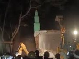 लखनऊ में ग्राम सभा की जमीन पर बनी मस्जिद पर चला बुलडोजर, HC के आदेश पर एक्शन, भारी सख्या में पुलिस बल की तैनाती