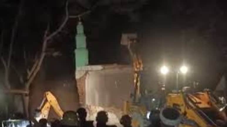 लखनऊ में ग्राम सभा की जमीन पर बनी मस्जिद पर चला बुलडोजर, HC के आदेश पर एक्शन, भारी सख्या में पुलिस बल की तैनाती