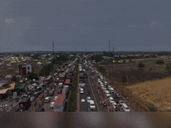 महाराष्ट्र में 40 KM लंबा महाजाम, सोलापुर-धुले हाईवे पर रेंग रही जिंदगी, देखें हैरान करने वाला Video