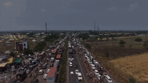 महाराष्ट्र में 40 KM लंबा महाजाम, सोलापुर-धुले हाईवे पर रेंग रही जिंदगी, देखें हैरान करने वाला Video