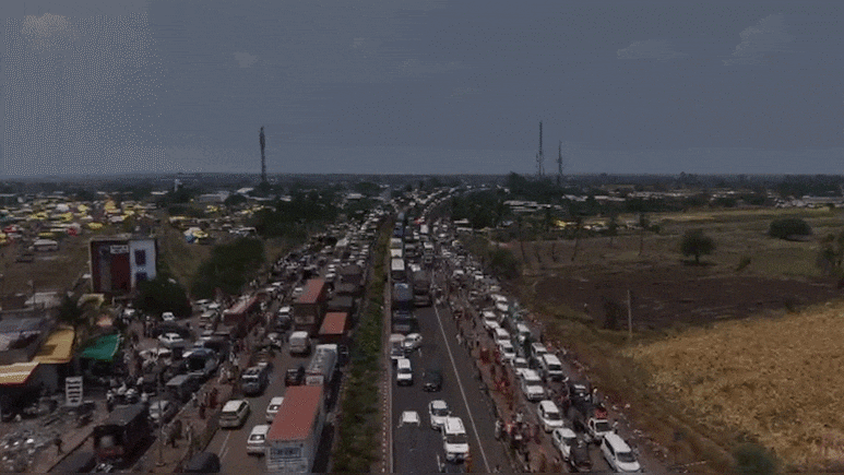 महाराष्ट्र में 40 KM लंबा महाजाम, सोलापुर-धुले हाईवे पर रेंग रही जिंदगी, देखें हैरान करने वाला Video
