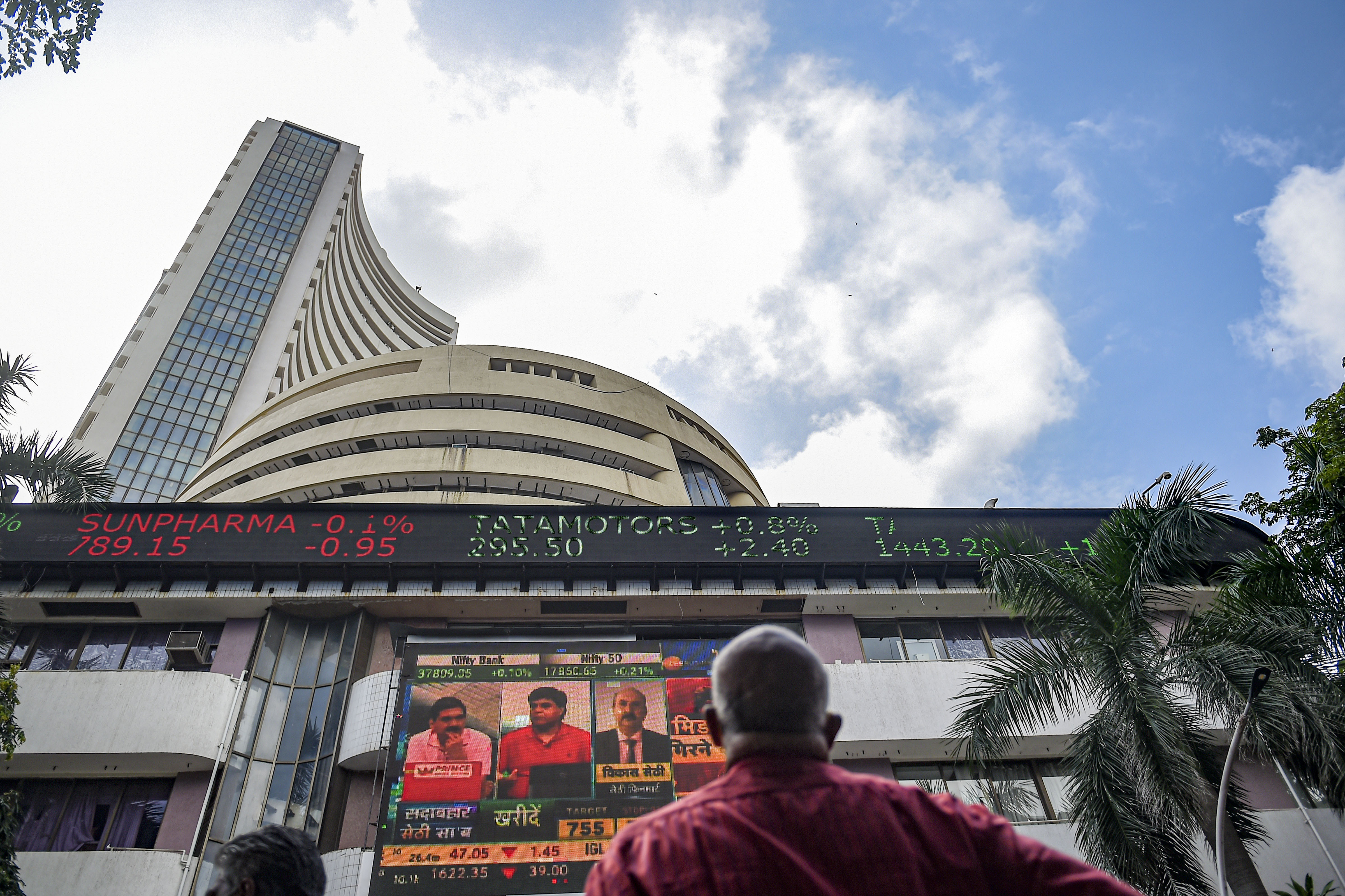 US-Iran Talks, Crude Prices, Trading Activity of FIIs Key Drivers For Markets This Week