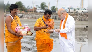 बंगाल में चुनाव प्रचार के बाद अमित शाह गंगासागर गए, सर्वोच्च बलिदान देने वाले सैनिकों के लिए प्रार्थना की