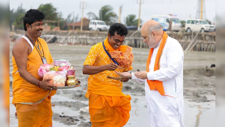 बंगाल में चुनाव प्रचार के बाद अमित शाह गंगासागर गए, सर्वोच्च बलिदान देने वाले सैनिकों के लिए प्रार्थना की