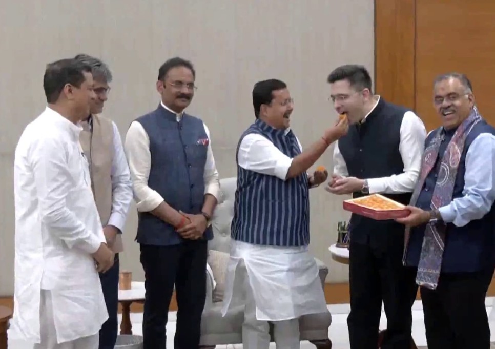 राघव चड्ढा ने सात सांसदों के टूटने का किया दावा, फिर बाकी चार सामने क्यों नहीं आए हैं?